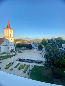 una vista aérea de una iglesia con una torre de reloj en Floris Apartments, en Beclean