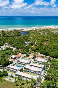 uma vista aérea de um resort perto da praia em Flat Village Imbassai Solaris em Imbassaí