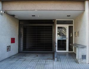 einen Eingang zu einem Gebäude mit einer Glastür in der Unterkunft Comodo apartamento en Boedo in Buenos Aires