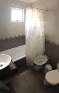 A bathroom at Comodo apartamento en Boedo