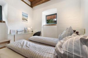 a bedroom with two beds and a window at Haus Förde Kanalpackhaus in Holtenau