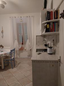 Kuhinja oz. manjša kuhinja v nastanitvi Casa Iosi a Sirolo
