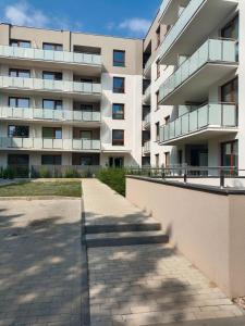 pusty chodnik przed budynkiem w obiekcie Apartament Kilińskiego w Siedlcach +12 zdjęć
