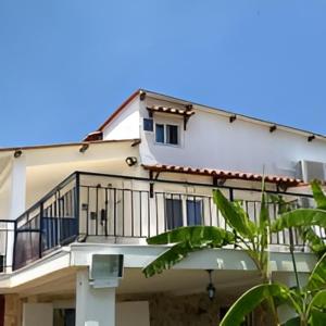 ein großes weißes Gebäude mit Balkon in der Unterkunft Nasia’s house in Kineta