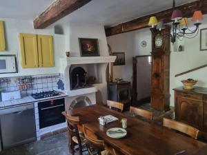 eine Küche mit einem Holztisch und einem Esszimmer in der Unterkunft Grand Mas Provençal avec jacuzzi in Sisteron