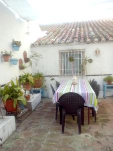 En terrasse eller udendørsområde på Charming House in Puente Mayorga + Sunny Terrace + 16 billeder