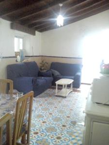 Et opholdsområde på Charming House in Puente Mayorga + Sunny Terrace