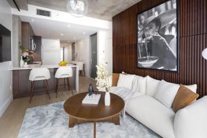 uma sala de estar com um sofá branco e uma mesa em Perfectly located 2BD Penthouse in Chelsea em Nova Iorque