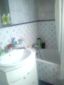 Et badeværelse på Charming House in Puente Mayorga + Sunny Terrace