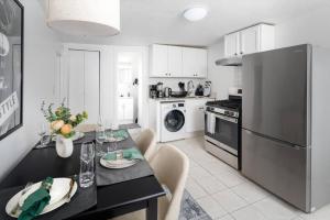uma cozinha com uma mesa de jantar e um frigorífico em Stylish One-Bedroom with In-unit Laundry in East Village em Nova York