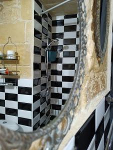 a bathroom with a black and white checkered wall at Fusion Homestay Accommodation in Mosta