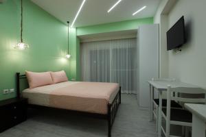 um quarto com uma cama com almofadas cor-de-rosa em Vila SHAKAJ em Sarandë