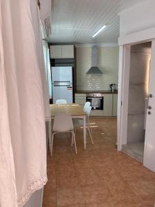 eine Küche und ein Esszimmer mit einem Tisch und Stühlen in der Unterkunft Spitaki in Polis Chrysochous