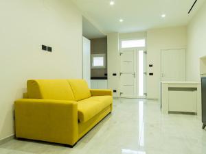 a yellow couch sitting in a living room at MA.DI. 34 in Montescaglioso