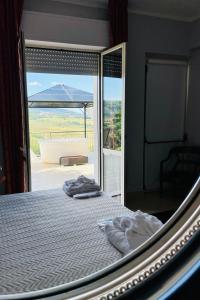 キアンチャーノ・テルメにあるArts Club Suite & Spaの- 景色を望むベッドルームのベッド1台
