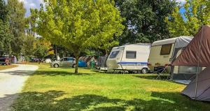 Camping Country Park Crecy La Chapelle - Site Officiel - Next to Disneyland Paris外面的花园