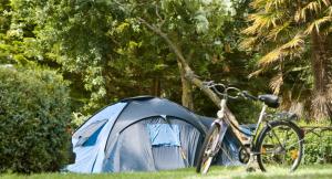 在Camping Country Park Crecy La Chapelle - Site Officiel - Next to Disneyland Paris内部或周边骑自行车