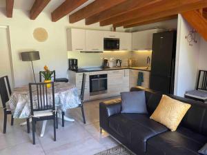 un salon avec un canapé et une table et une cuisine dans l'établissement Maison Campagne Aixoise, à Éguilles 7 autres photos