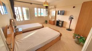 Ένα ή περισσότερα κρεβάτια σε δωμάτιο στο Stunning 5-Bedroom Villa with Breathtaking Sea Views & Roof Penthouse at Badr resort North Coast El Alamein !! الساحل الشمالي +21 φωτογραφίες