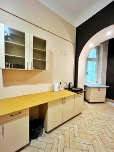 cocina con armarios blancos y encimera de madera en Old Town Rooms Wielopole en Cracovia