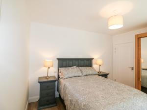 ein Schlafzimmer mit einem Bett und zwei Lampen an Tischen in der Unterkunft Ahiohill Meadows 