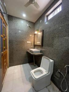 een badkamer met een toilet en een wastafel bij Jaisalmer Tofu safari in Jaisalmer