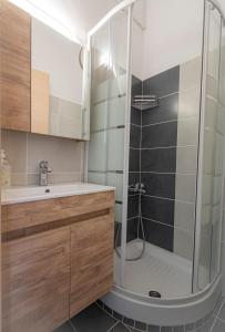 uma casa de banho com um chuveiro e um lavatório. em Topos Maisonettes by RentalsPro - Kalives Halkidiki em Kalivia Poligirou