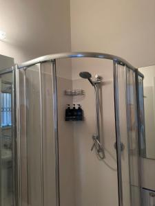 een douche in een badkamer met een douchekop bij Villa del Sole in Valverde