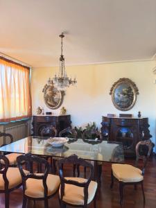 comedor con mesa, sillas y lámpara de araña en Villa del Sole, en Valverde
