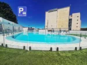 uma grande piscina em frente a um edifício em Hotel Bardo Recoletos Coco em Salamanca