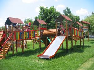 un grupo de niños jugando en un parque infantil en Camping Badiaccia Village, en Castiglione del Lago