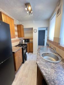 uma grande cozinha com um grande lavatório em Belford Apartment, Close to Tynemouth em Tynemouth