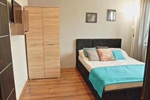 ein Schlafzimmer mit einem Bett und einem Schrank in der Unterkunft ROKSANA in Jastrzębia Góra