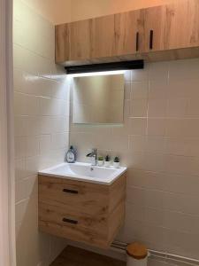 ein Bad mit einem Waschbecken und einem Spiegel in der Unterkunft F2 Résidence Eurotel n°5 avec vue sur le Cher, Centre - Ville in Montluçon