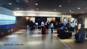 a group of people standing in a hotel lobby at HOTEL Resort 2025 in Olímpia