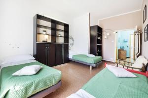 Giường trong phòng chung tại We Home - SANLUCA57, Bologna
