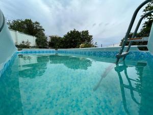 una piscina de agua azul claro en Villa Kursa en Sighnaghi
