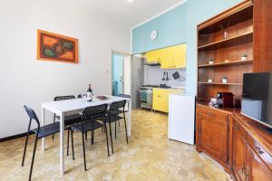 a kitchen and dining room with a table and chairs at We Home - SANLUCA57, Bologna in Bologna