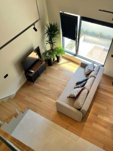 Una sala de estar con un sofá y una ventana grande. en Morgado da Granja, en Aveiro