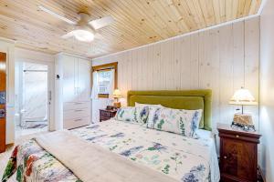 1 dormitorio con cama y techo de madera en Shore Acres, en Isle la Motte