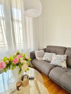 een woonkamer met een bank en een glazen tafel bij Nice, 58 M2 ! superbe appartement climatisé, 3 couchages, proche de la promenade des Anglais et de la Gare ! in Nice