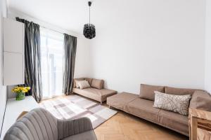 un soggiorno con divano e sedia di Luxury apartment with a balcony and a terrace a Praga