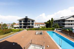 une image d'une piscine dans une maison dans l'établissement Villa Elisa by Basquelidays, à Fontarrabie