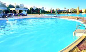 Πισίνα στο ή κοντά στο Stunning 5-Bedroom Villa with Breathtaking Sea Views & Roof Penthouse at Badr resort North Coast El Alamein !! الساحل الشمالي