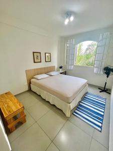 a bedroom with a large bed and a window at Apartamento Grande - Privado - 3 quartos com 1 suíte in Piracicaba