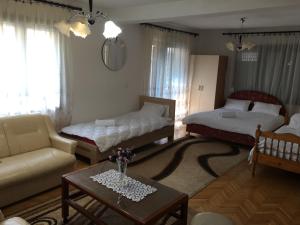 - un salon avec 2 lits et une table basse dans l'établissement Apartman Struga, à Struga
