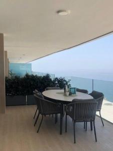 una mesa y sillas en una habitación con vistas al océano en Higueron 3 bed/2bath modern flat en Fuengirola