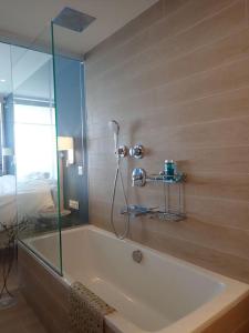 y baño con bañera y ducha. en Higueron 3 bed/2bath modern flat en Fuengirola