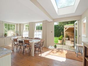 a kitchen and dining room with a table and chairs at Cotswold House in Moreton in Marsh