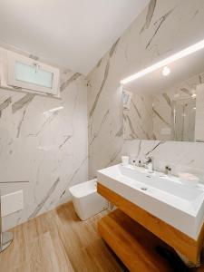 bagno bianco con lavandino e servizi igienici di Villa Angelica - Casa Vacanze a Reggio di Calabria